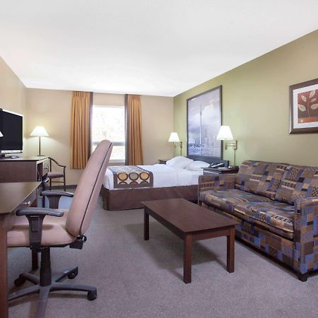 فندق Super 8 By Wyndham ميدلاند المظهر الخارجي الصورة